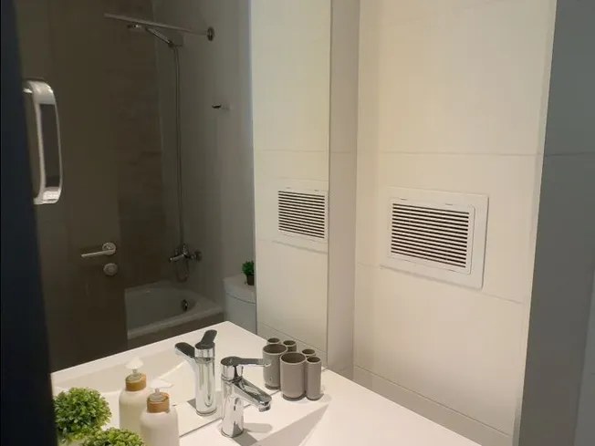 Baño con ducha y vanitorio — Departamento 108, Edificio Hamburgo 620