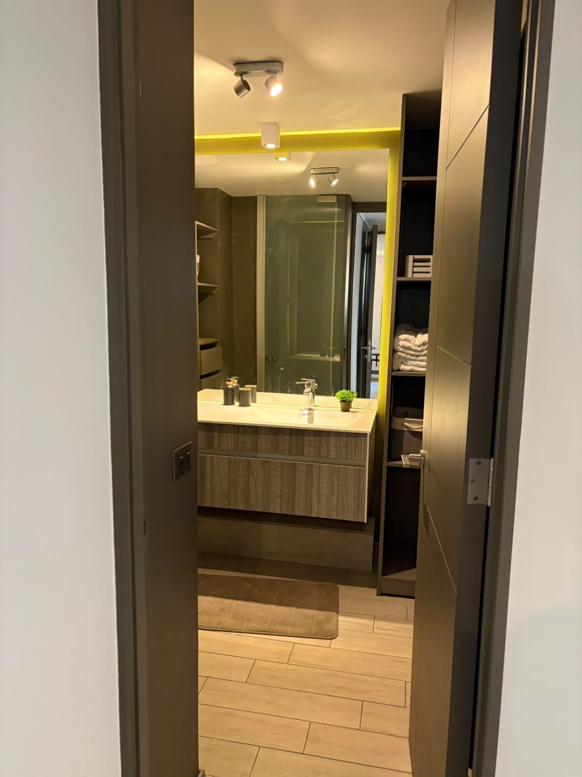 Baño con vanitorio — Departamento 108, Edificio Hamburgo 620