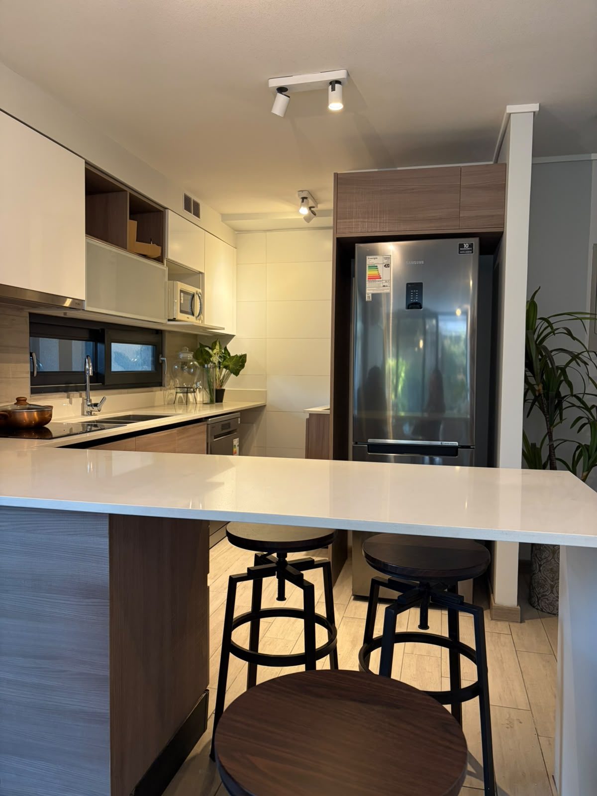 Cocina equipada con isla — Departamento 108, Edificio Hamburgo 620