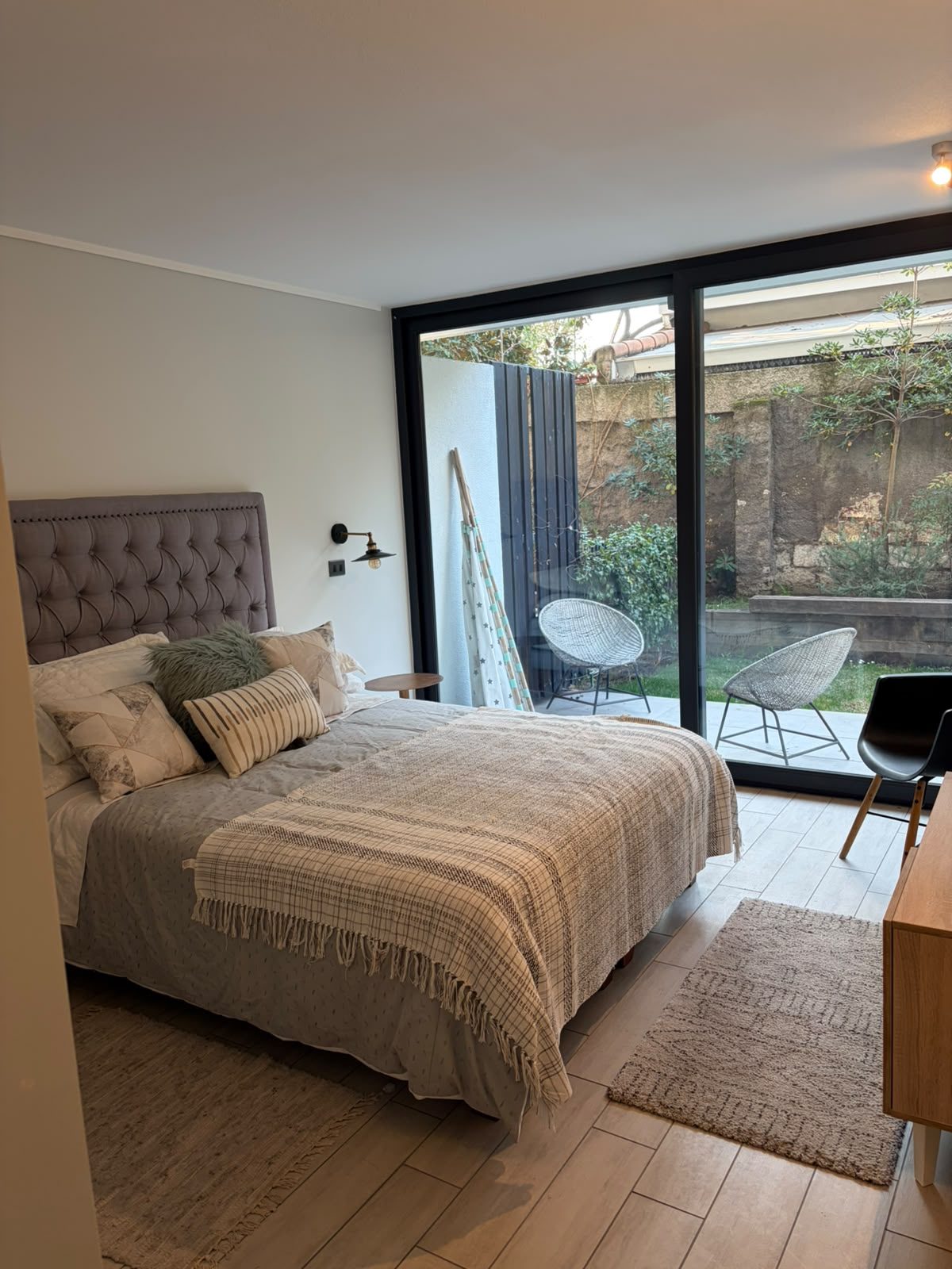 Dormitorio principal con salida al jardín — Departamento 108, Edificio Hamburgo 620