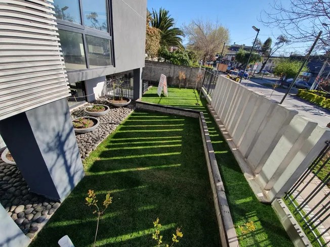 El jardín a lo largo, con el barrio al fondo — Departamento 108, Edificio Hamburgo 620