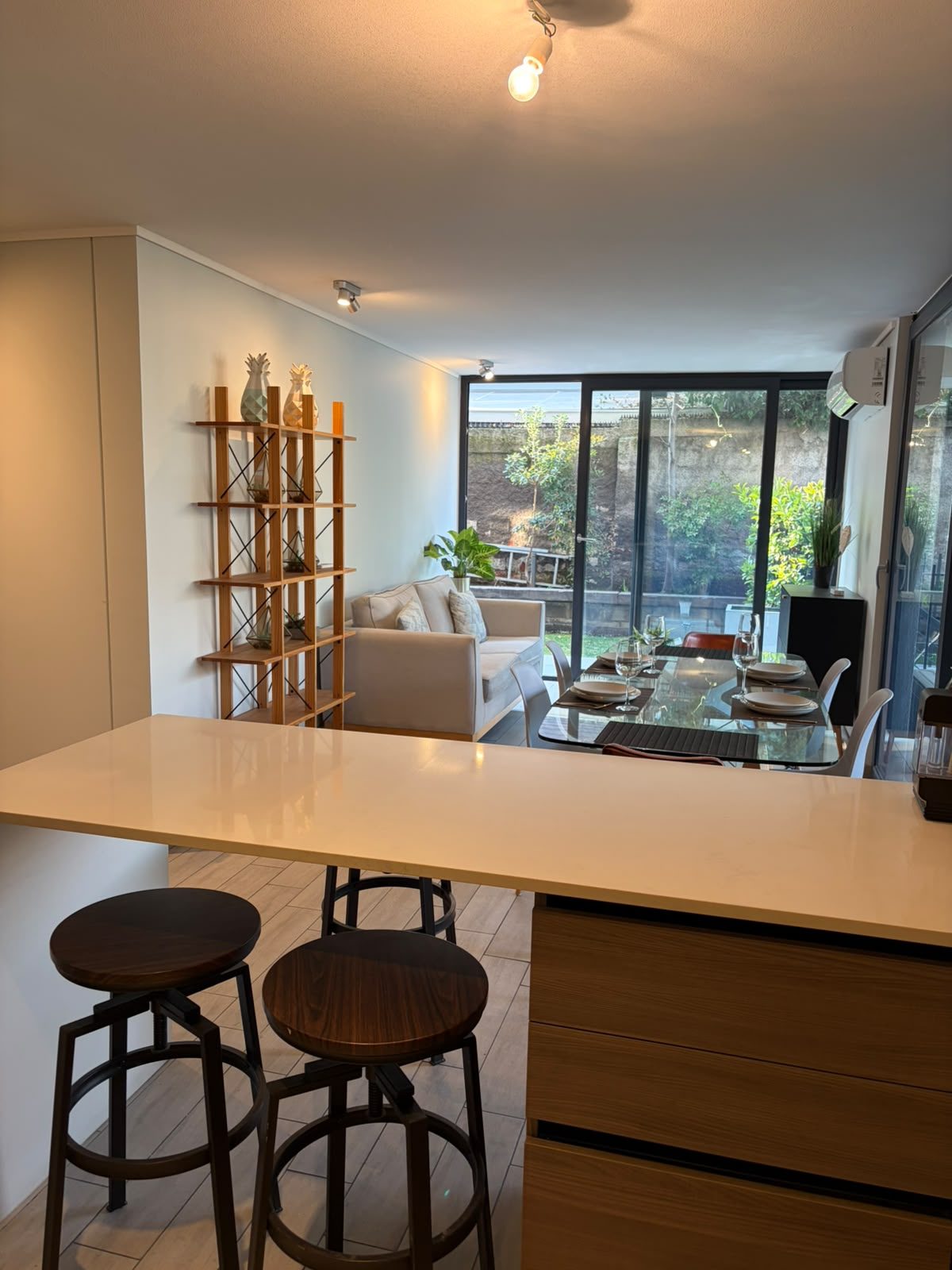 Living comedor con isla, abierto al jardín — Departamento 108, Edificio Hamburgo 620