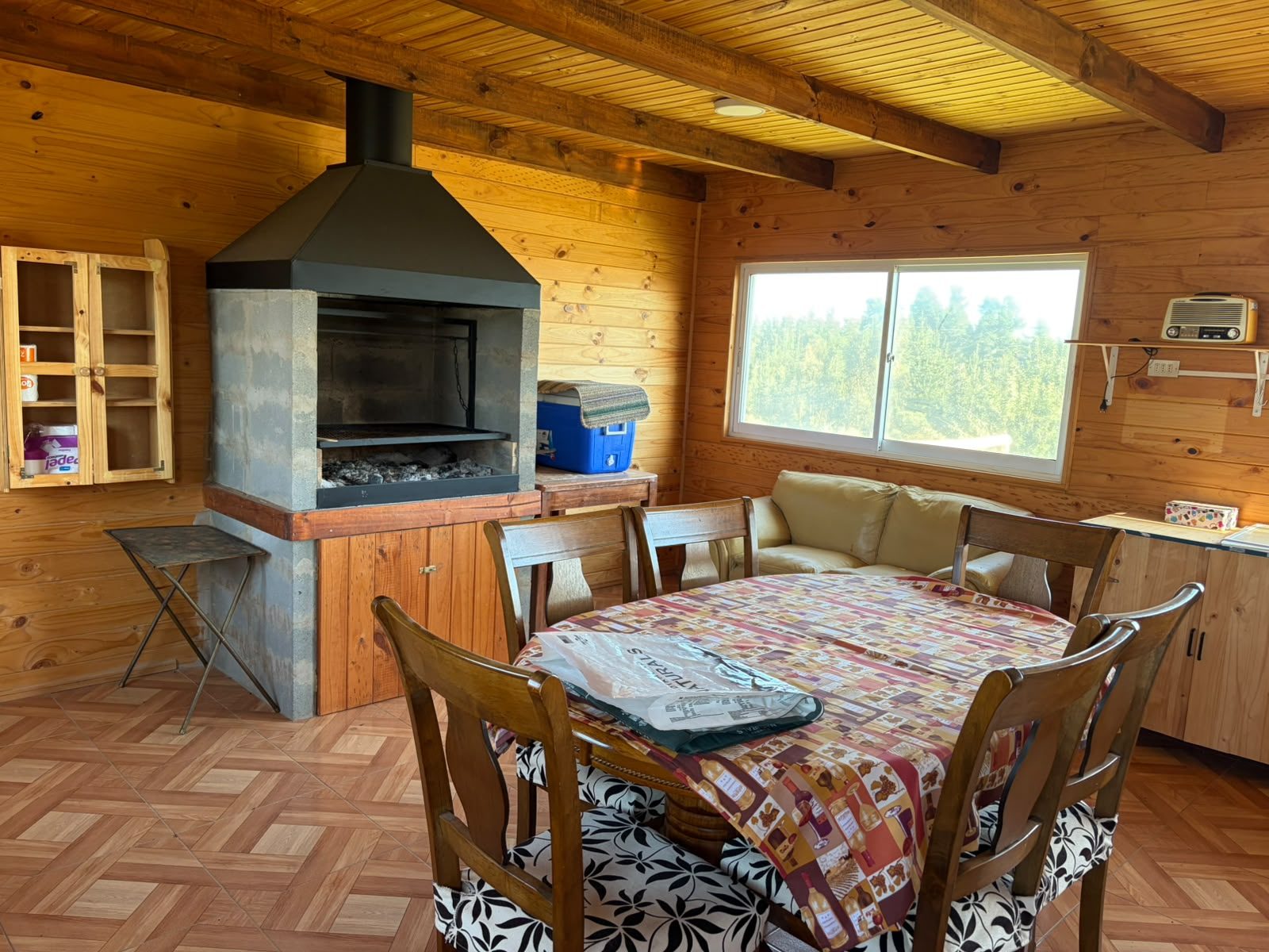 Quincho cerrado con parrilla de obra y mesa para seis — Parcela C1, Parcela Guadalupe