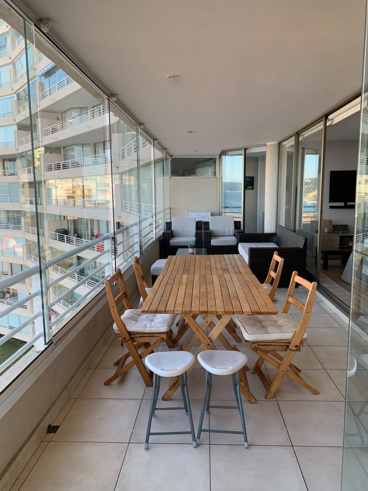 La terraza corrida, con comedor para ocho — Departamento 601, Condominio San Alfonso del Mar