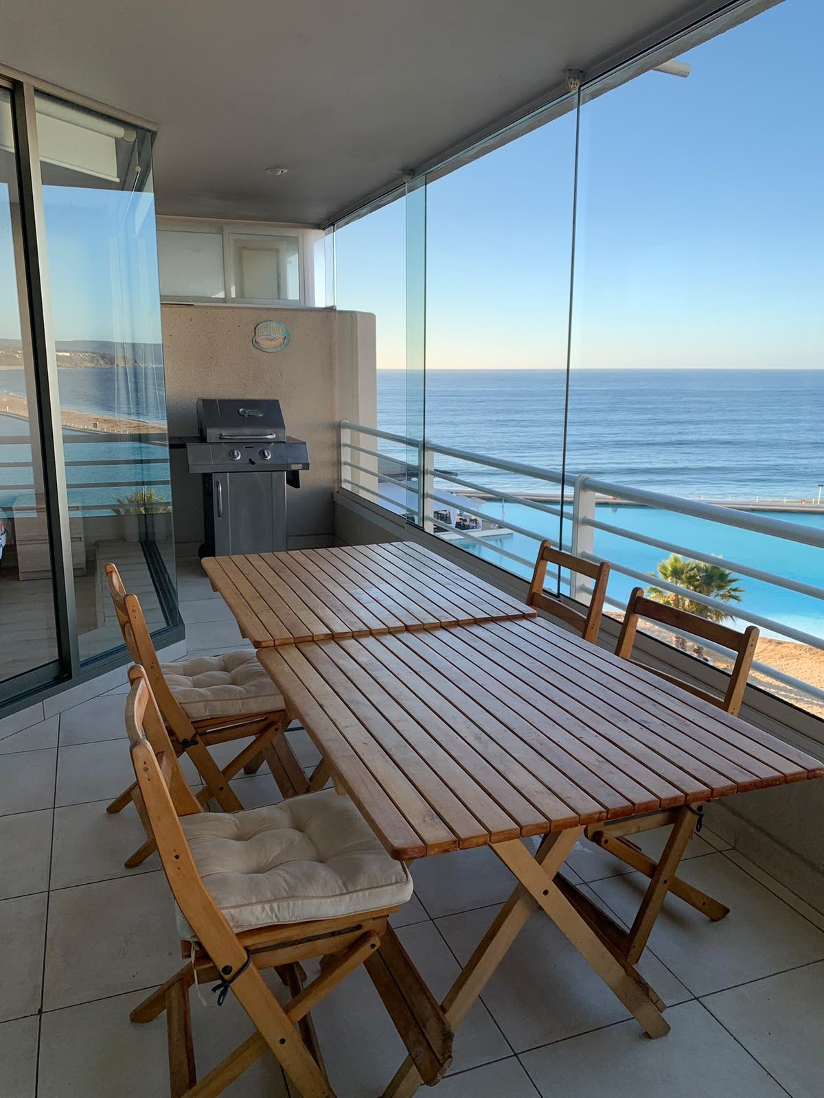 Terraza con parrilla a gas y mesa — Departamento 601, Condominio San Alfonso del Mar